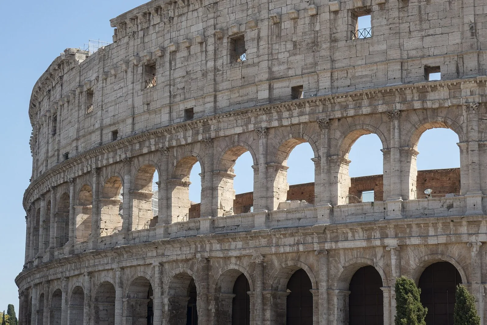 Gli archi sovrapposti della facciata esterna del Colosseo