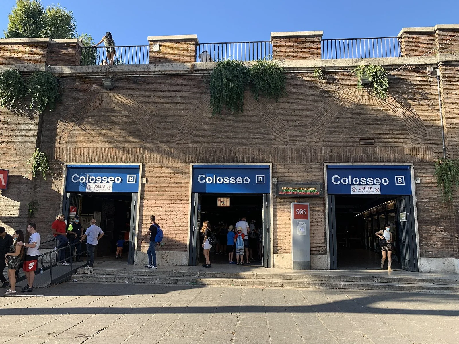 L'ingresso della stazione Colosseo della metropolitana di Roma