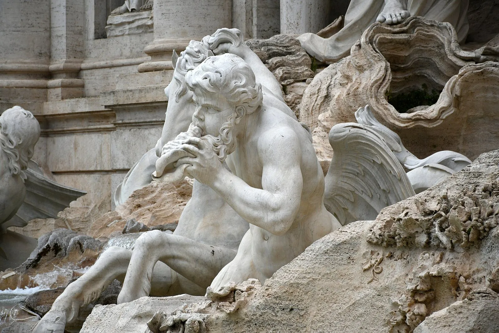 Una figura scolpita della Fontana di Trevi a Roma