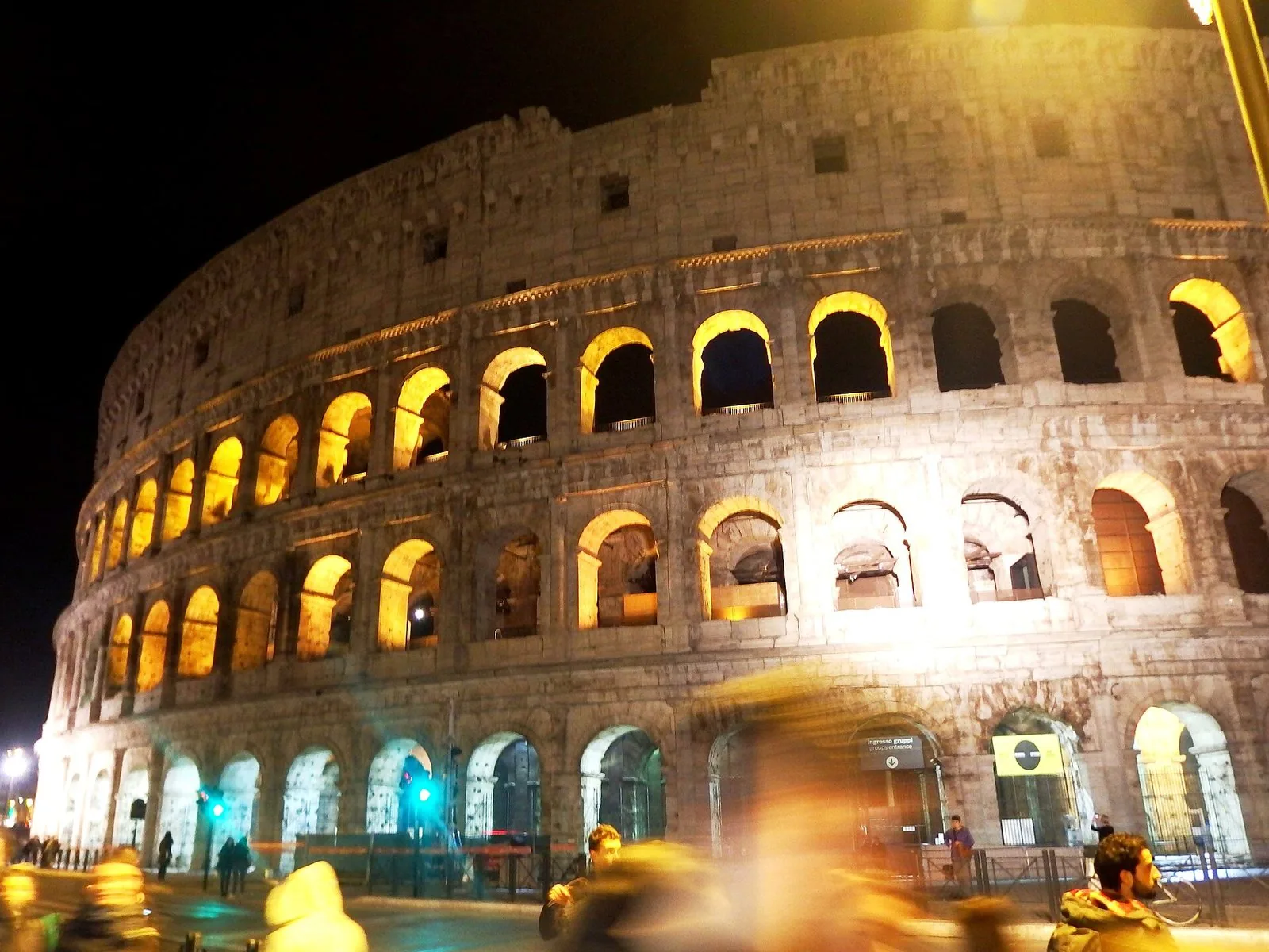 Il Colosseo illuminato di notte