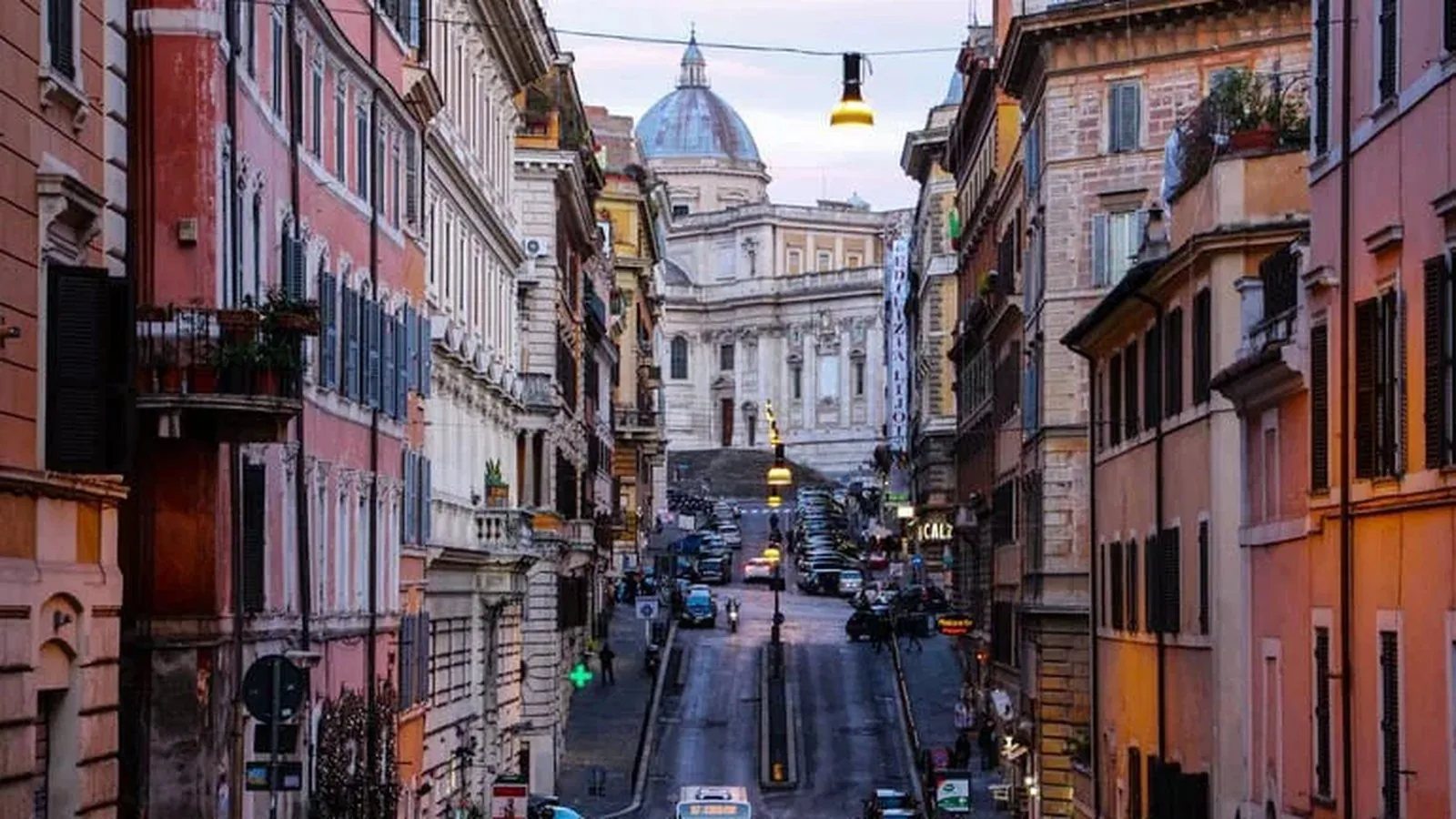 Una via di Roma verso una cupola barocca